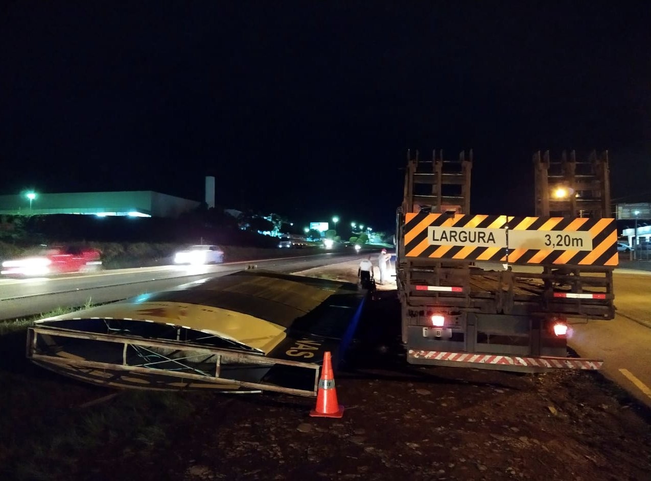 Flagrante: PRF flagra carga com excesso de altura colidindo em passarela na BR 480 em Chapecó 