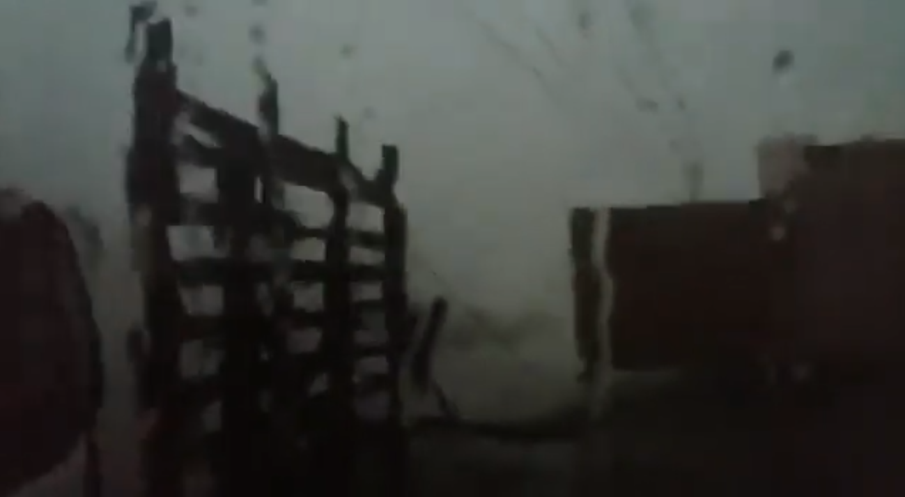 Homem reza e grava vídeo raro dentro do tornado em Santa Catarina