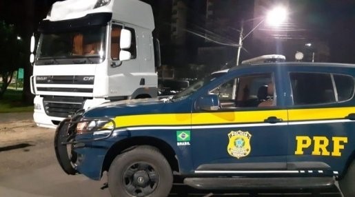 PRF recupera caminhão furtado há dois meses avaliado em meio milhão de reais