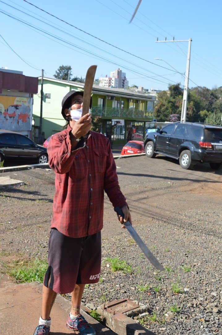 Artista de rua passa por Cunha Porã apresentando malabares com facão 