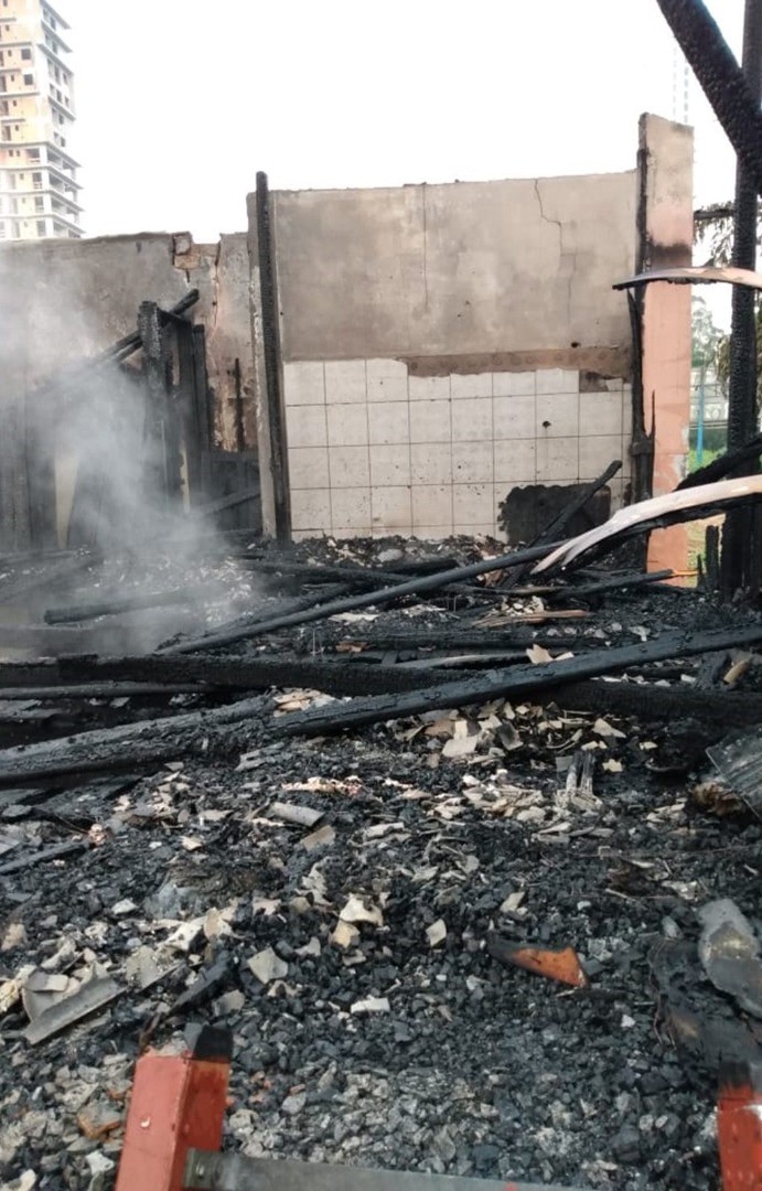 Casal morre em incêndio que atingiu casa em SC; A mulher estava grávida