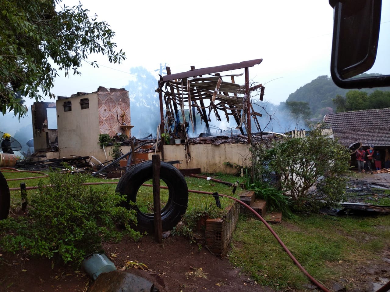 Casa no interior de Cunha Porã é consumida pelas chamas