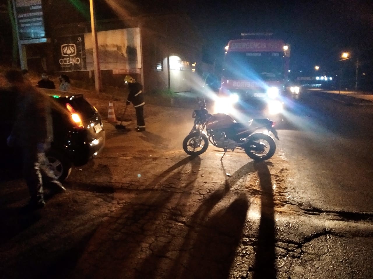 Acidente entre carro de passeio e moto é registrado no trevo de acesso em Cunha Porã