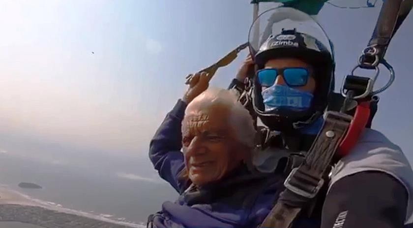 Catarinense comemora 82 anos com salto de paraquedas