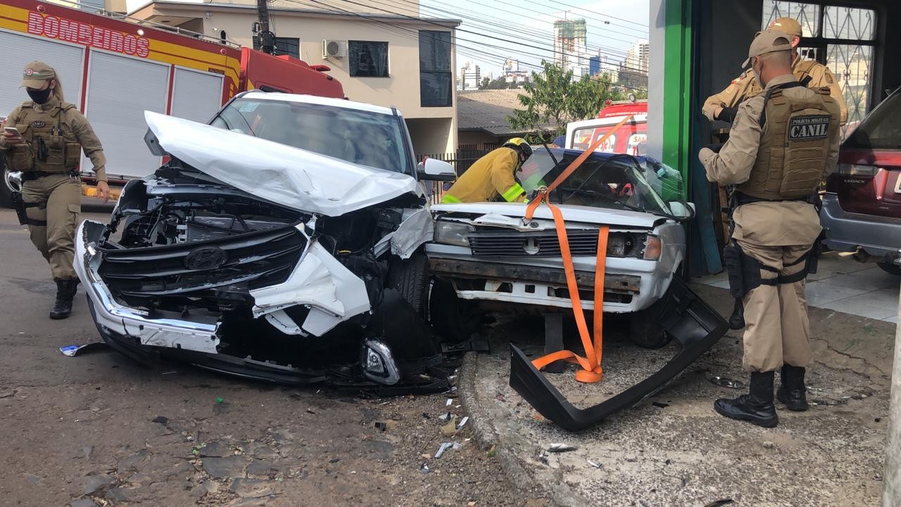 Perseguição termina em grave acidente em Chapecó