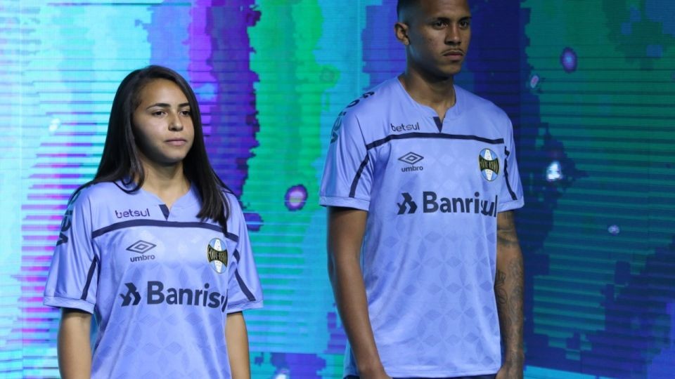 Grêmio e Umbro lançam a terceira camisa da temporada 