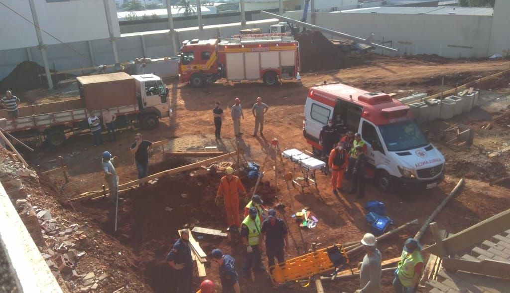 Trabalhador fica ferido após ser soterrado em obra no centro de Chapecó