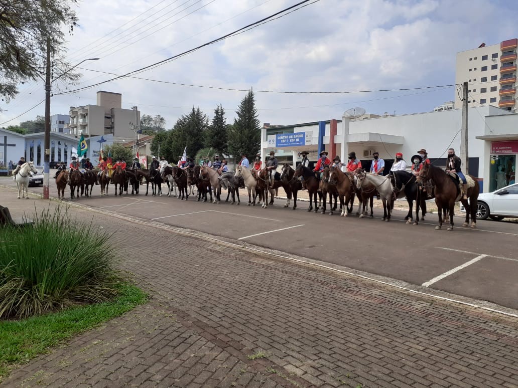 CTG Pouso do Tropeiro realiza Tradicional Cavalgada no Dia do Gaúcho em Cunha Porã
