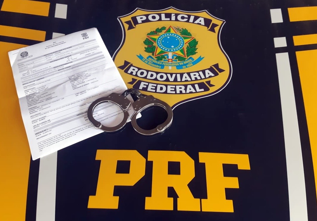 Homem com mandado de prisão em aberto é preso pela PRF em Pinhalzinho