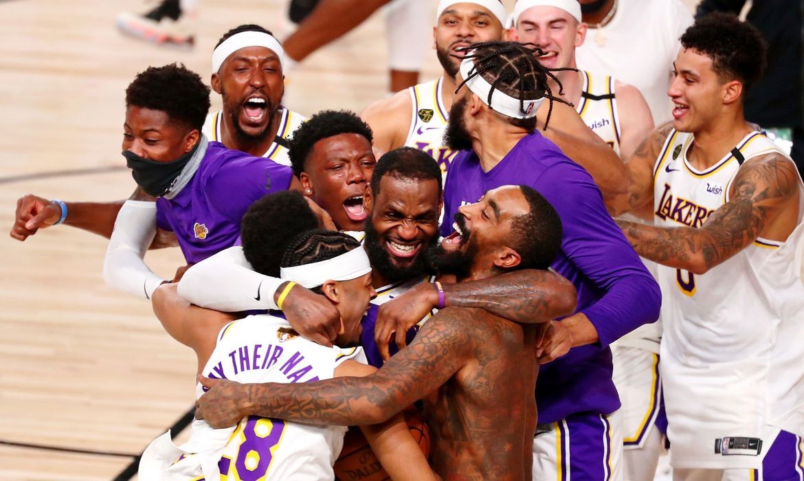 Los Angeles Lakers vence Miami Heat e é campeão da NBA pela 17ª vez