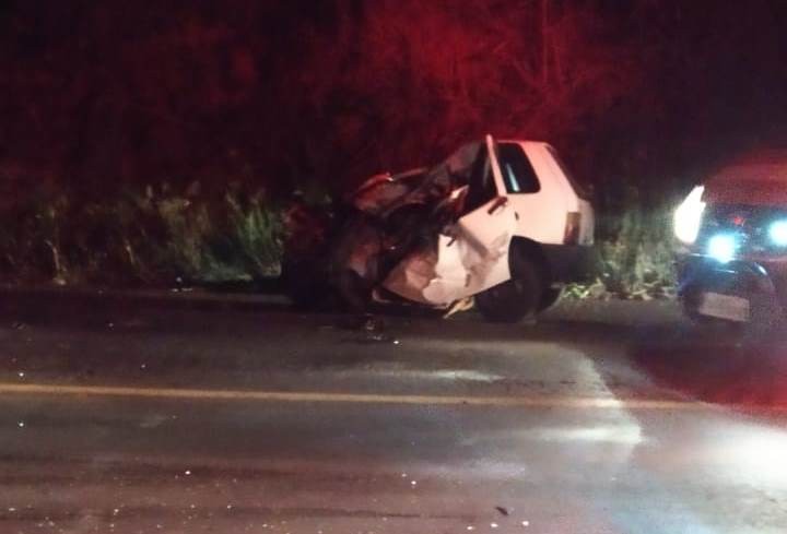 Motorista morre após colisão entre carro e caminhão na BR-282