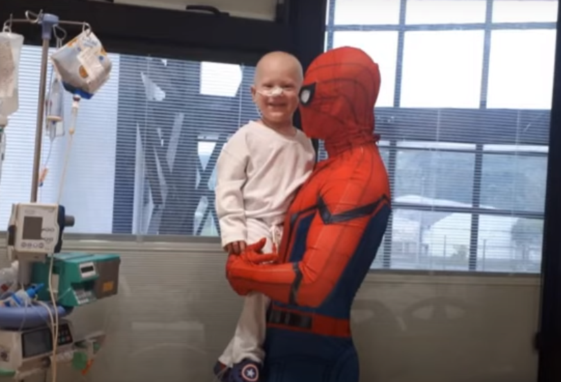 Após doar medula, pai vira Homem-Aranha para visitar filho de 3 anos com leucemia