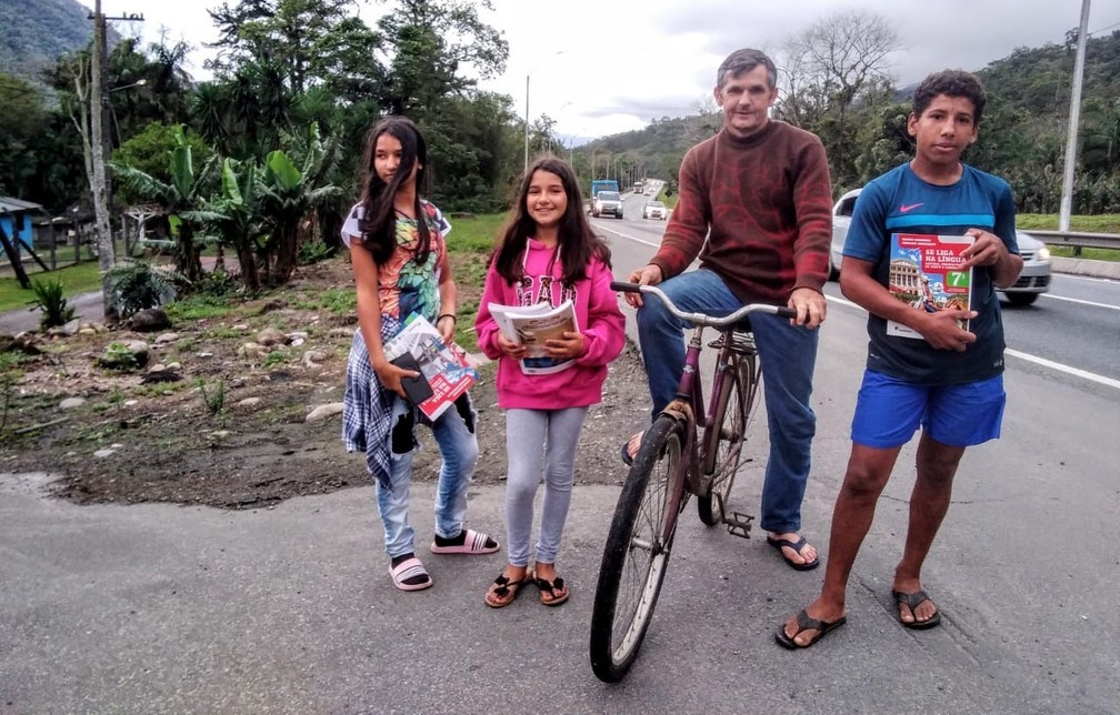 Sem internet, pai percorre 28 km de bicicleta de um estado a outro toda semana para buscar tarefas dos filhos: 'Desistir não é opção'