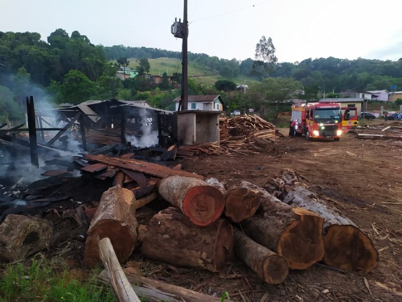 Madeireira é danificada em incêndio em Chapecó