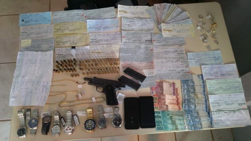 Adolescente e dois adultos são detidos com R$ 90 mil em cheques roubados em Chapecó