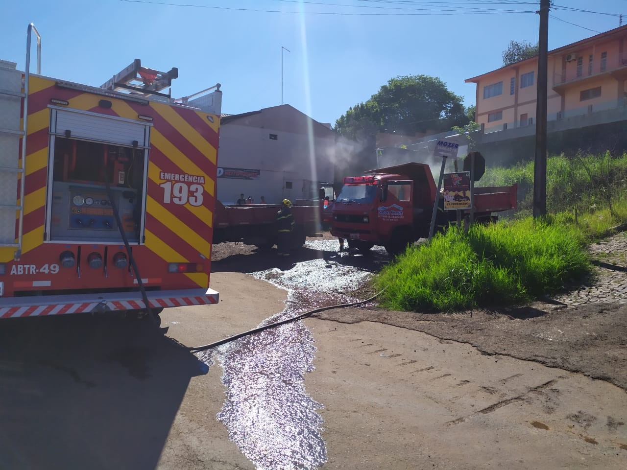 Bombeiros atendem ocorrência de Incêndio em caminhão no centro de Cunha Porã