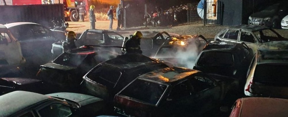 Incêndio destrói carros em pátio de empresa de guincho no Oeste de SC
