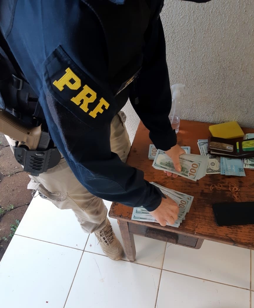 Homem é preso com mais de 15 mil dólares sem comprovação de origem na BR 282 em Chapecó 
