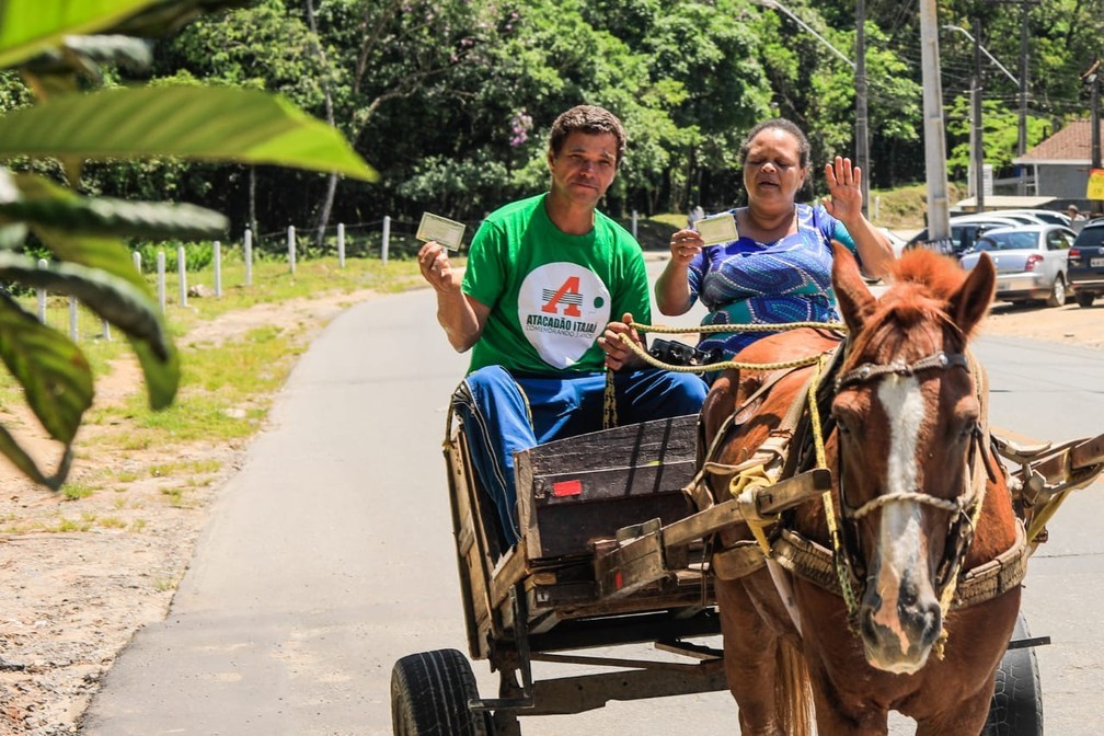 Casal viaja por 1 hora em carroça para votar em SC: 'Tem que ter esperança na política'