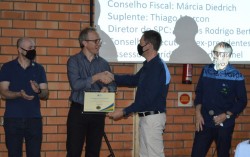 Aliceu Vacarin, Distrital da FCDL, fez a entrega do certificado de Presidente da CDL