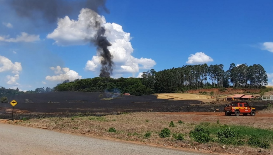 Incêndio de grandes proporções atinge plantação no interior de Maravilha