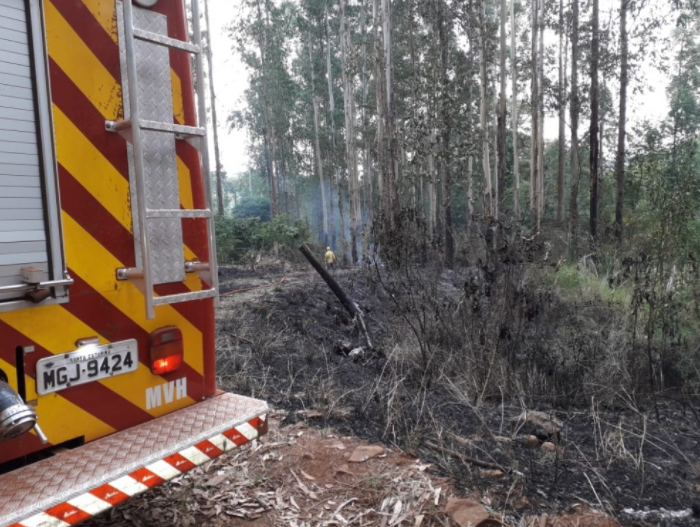Corpo de Bombeiros combate incêndio no interior de Cunha Porã