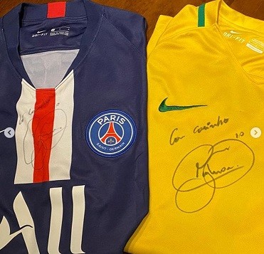 Jogador Neymar doa camisas autografadas para ajudar na campanha da Sofia Helena