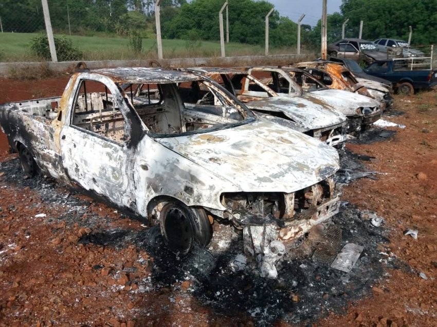 Veículos são consumidos por incêndio em pátio de apreensões no interior de Xaxim