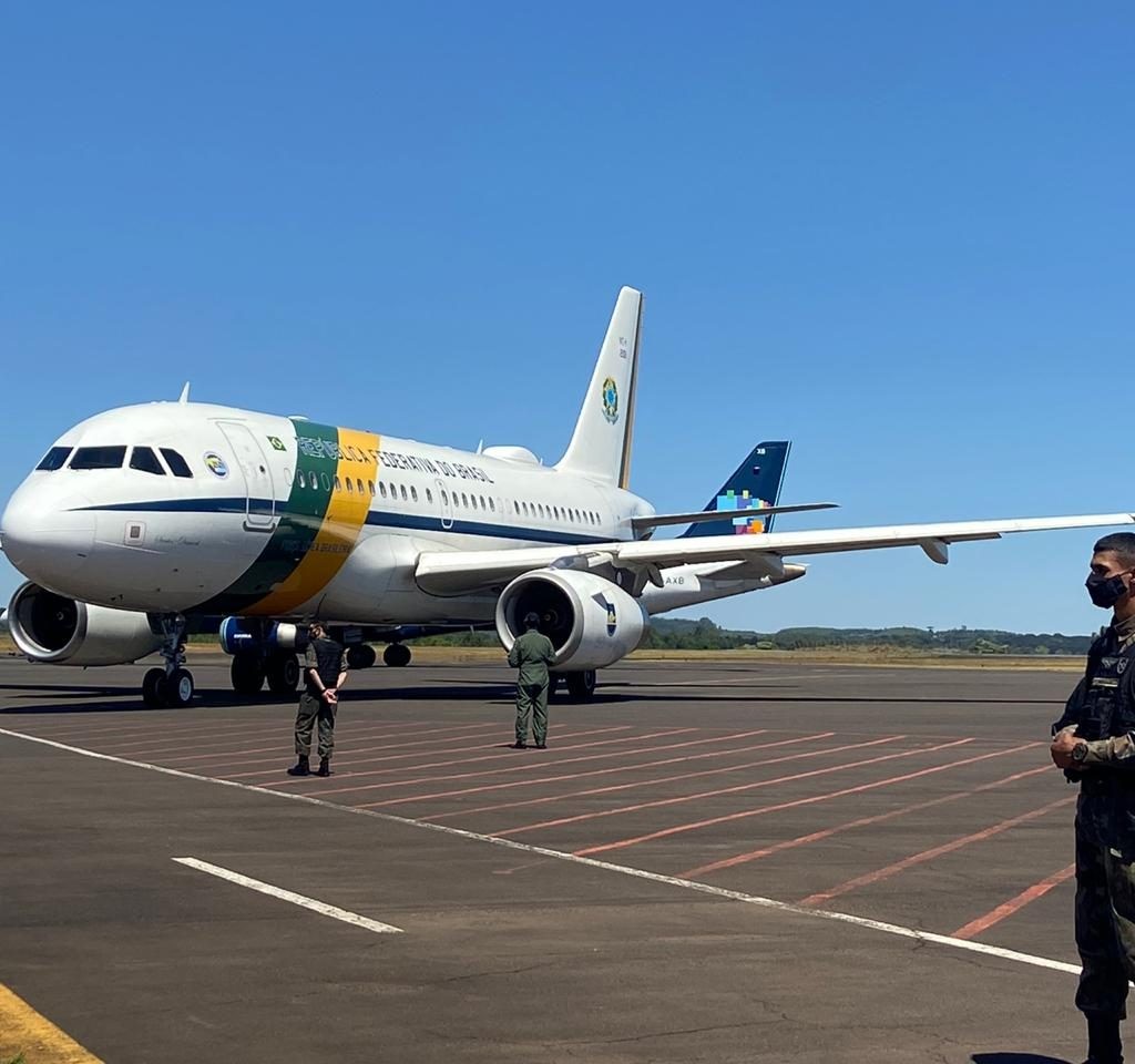 Presidente Jair Bolsonaro pousa no Aeroporto de Chapecó