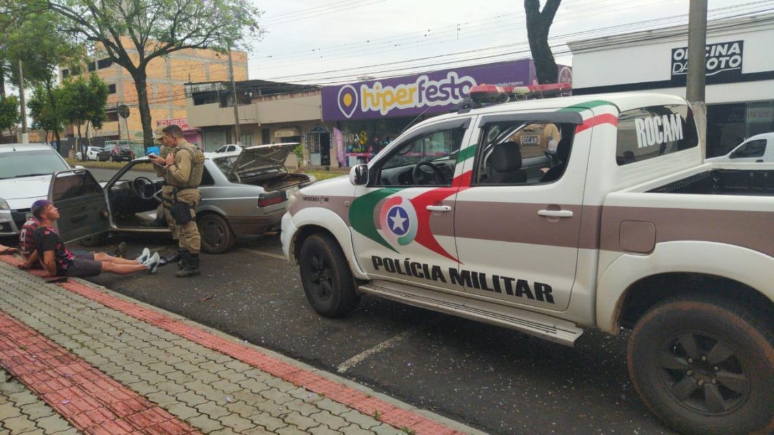 Após perseguição policial, suspeitos causam grave acidente no Centro de Chapecó