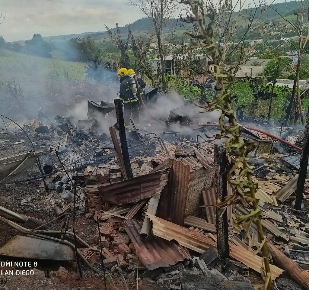 Incêndio destrói casa no Oeste de Santa Catarina