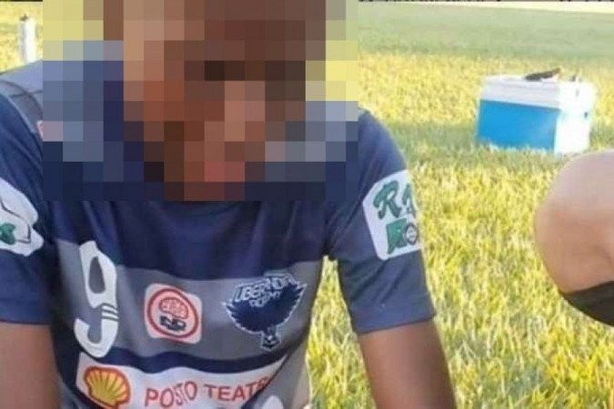 Criança de 11 anos chora e denuncia técnico de futebol por racismo