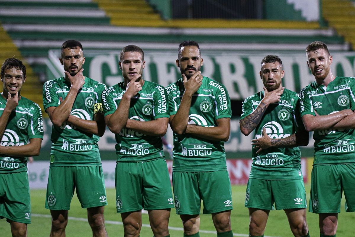 Com grande vitória sobre o Paraná, Chape se mantém na liderança da Série B
