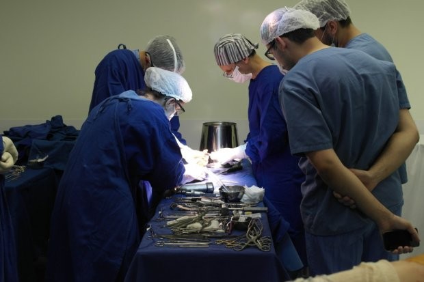 Hospital de SC realiza cirurgia inédita em tumor ósseo com nitrogênio líquido