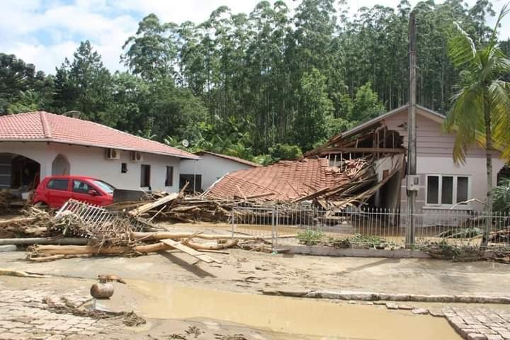 Sobe para 14 o número de mortos por enxurrada em Santa Catarina