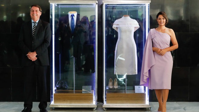 Bolsonaro e Michelle inauguram exposição com roupas usadas na posse de 2019