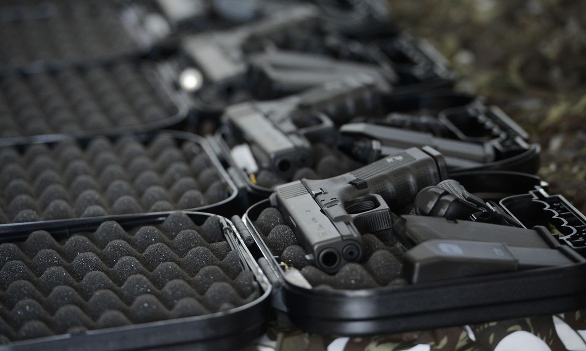 Governo federal zera alíquota de importação de revólveres e pistolas