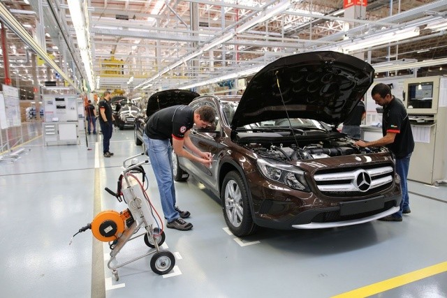 Mercedes-Benz encerra produção de automóveis no Brasil