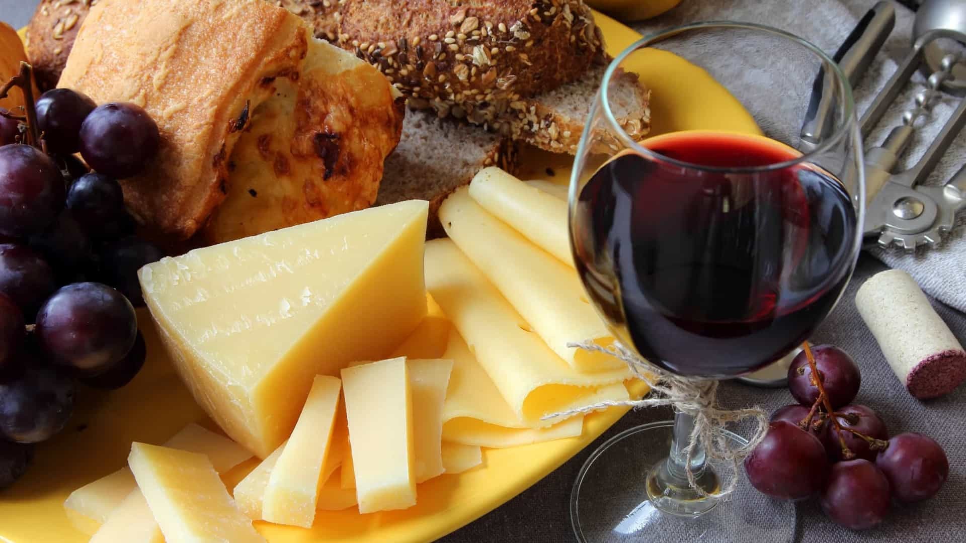 Consumir vinho e queijo podem melhorar a função cerebral