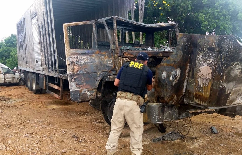 Perícia da PRF descobre que caminhão queimado durante assalto em Criciúma era roubado 