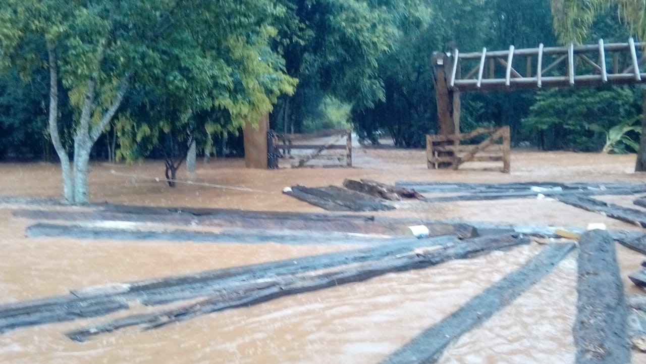 Chuva causa alagamentos e estragos em Cunha Porã