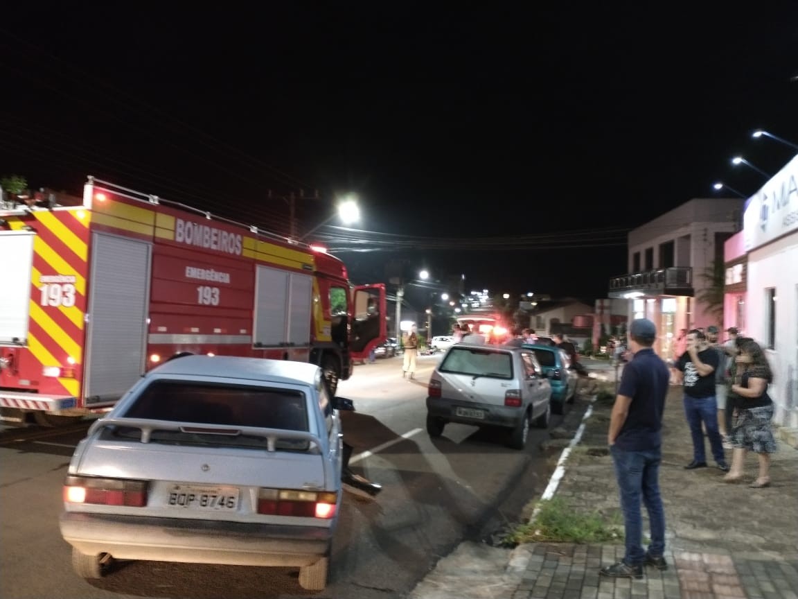 Acidente entre carro e moto no centro de Cunha Porã deixa duas pessoas feridas 