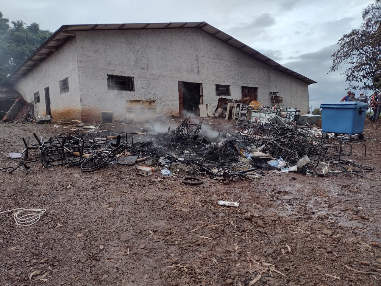 Bombeiros de Cunha Porã combatem incêndio iniciado em queima de lixo