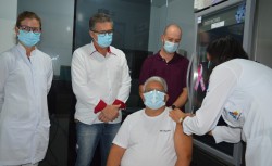 Dr º Gilmar de Oliveira recebendo a primeira dose da vacina contra a Covid-19