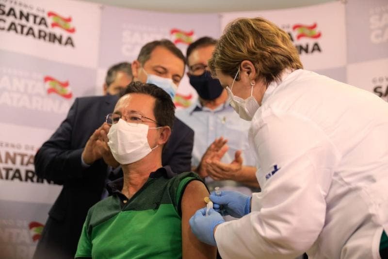 Enfermeiro de Florianópolis é primeiro a ser vacinado contra Covid-19 em SC