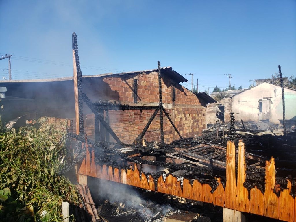 Nove casas são atingidas por incêndio no Oeste de SC