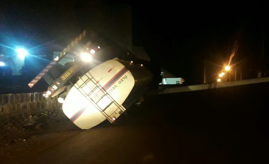 Caminhão tomba após motorista sofrer mal súbito em Pinhalzinho