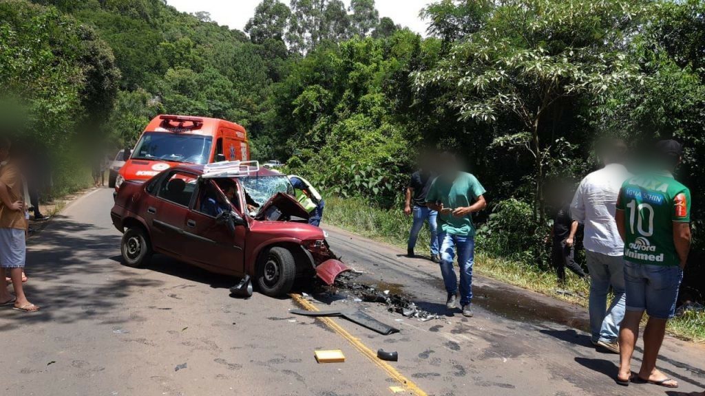 Grave acidente deixa pessoa presa às ferragens na SC-283 em Chapecó