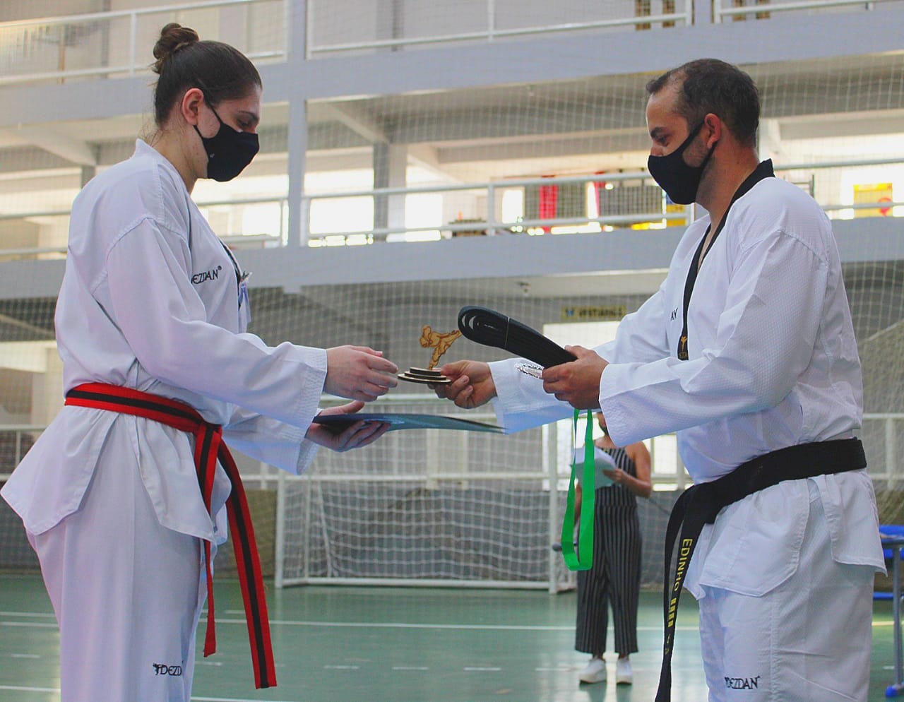 Laura Zanella é a primeira faixa preta feminina de taekwondo em Cunha Porã