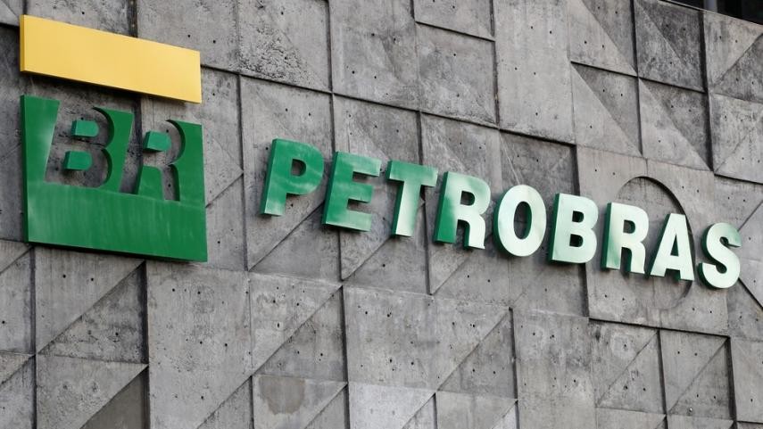 Por que gasolina vai continuar cara mesmo com troca do presidente da Petrobras